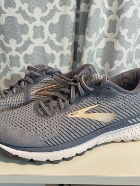 Brooks Running Shoes with Rose Gold Logo Womens size 9.5